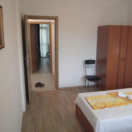 Daire Nicol In Hermes Complex