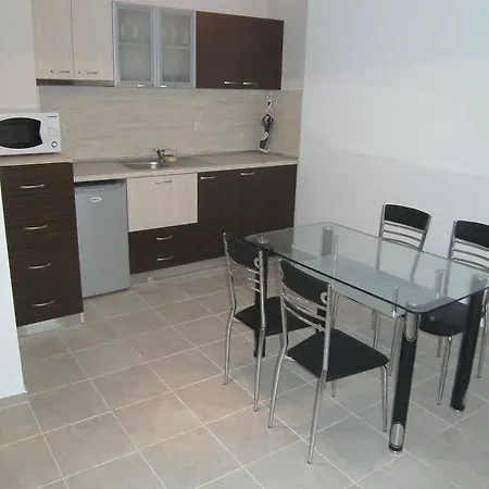 Nicol In Hermes Complex Daire *