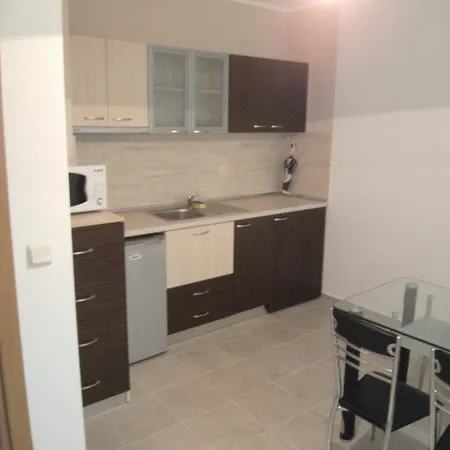 Nicol In Hermes Complex Daire