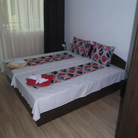 Nicol In Hermes Complex Apartman *