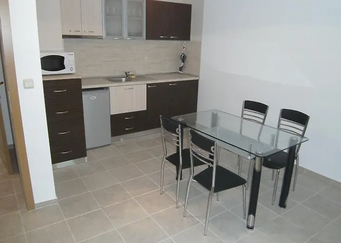 Nicol In Hermes Complex Apartman *