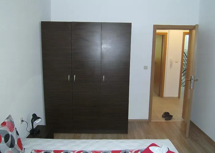 Nicol In Hermes Complex *